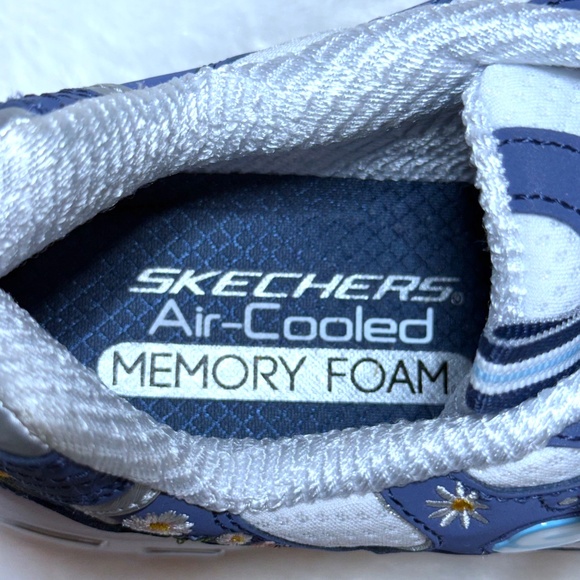 *SOLD* NEW! NWOT Beautiful Floral Sketchers - Picture 5 of 7